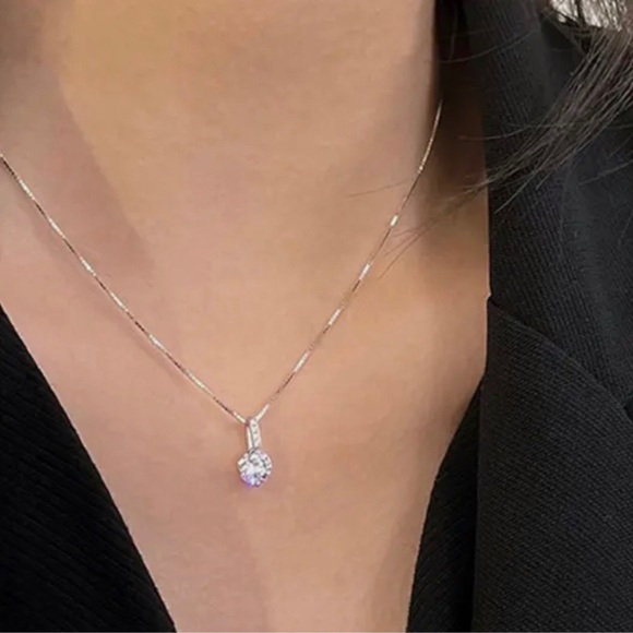 Vintage Style Simple Rhinestone Pendant Necklace - Picture 3 of 10